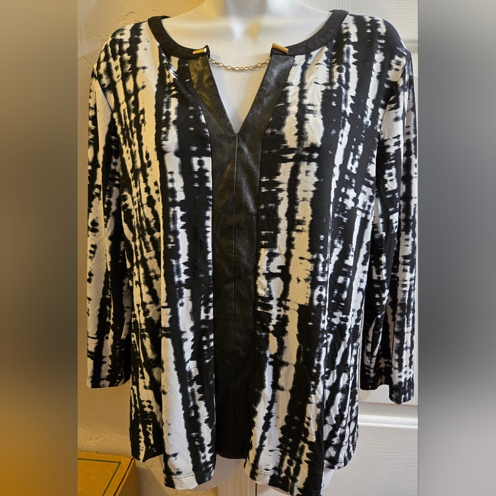 Calvin Klein Black & White 3/4 Sleeve Top